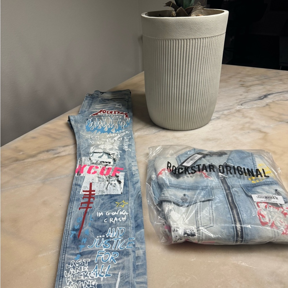 Blue Skinny Jeans with Distressed Detailing